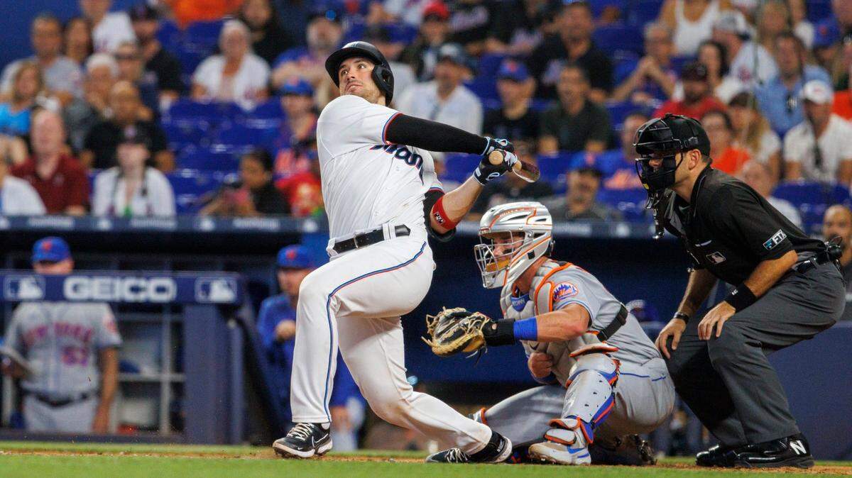 El receptor de los Marlins de Miami, Nick Fortes (54), continúa con un jonrón solitario durante la novena entrada de un juego de béisbol contra los Mets de Nueva York en LoanDepot Park el domingo 26 de junio de 2022 en Miami, Florida.