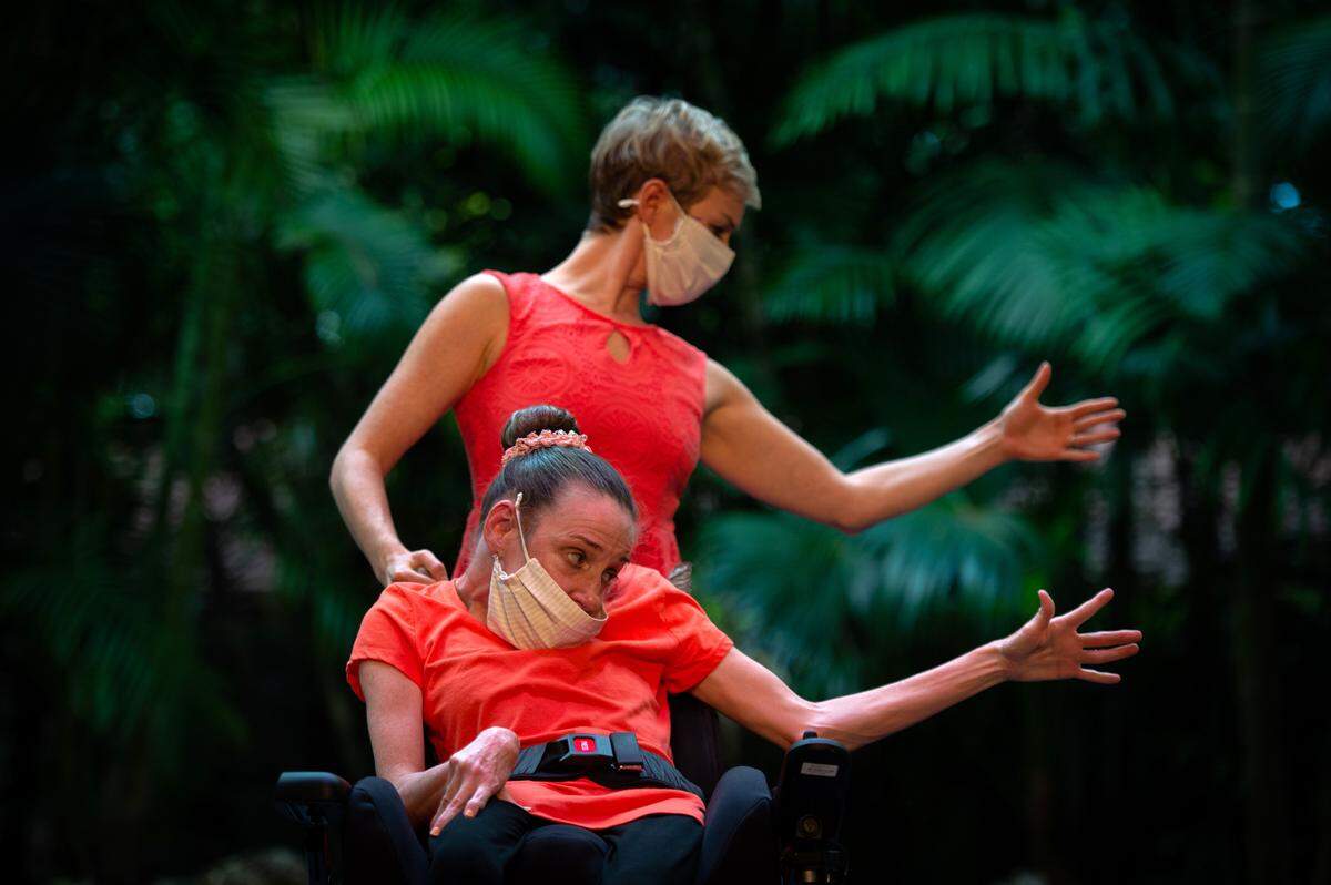 Vanessa Dunleavy y Marjorie Burnett, de KPD, en “Lost & Found”, obra que cerrará las dos funciones del sábado 25 en el MDCA.