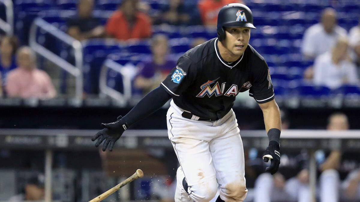RAFAEL ORTEGA corre a primera en un choque contra los Mets en Miami el 10 de agosto.