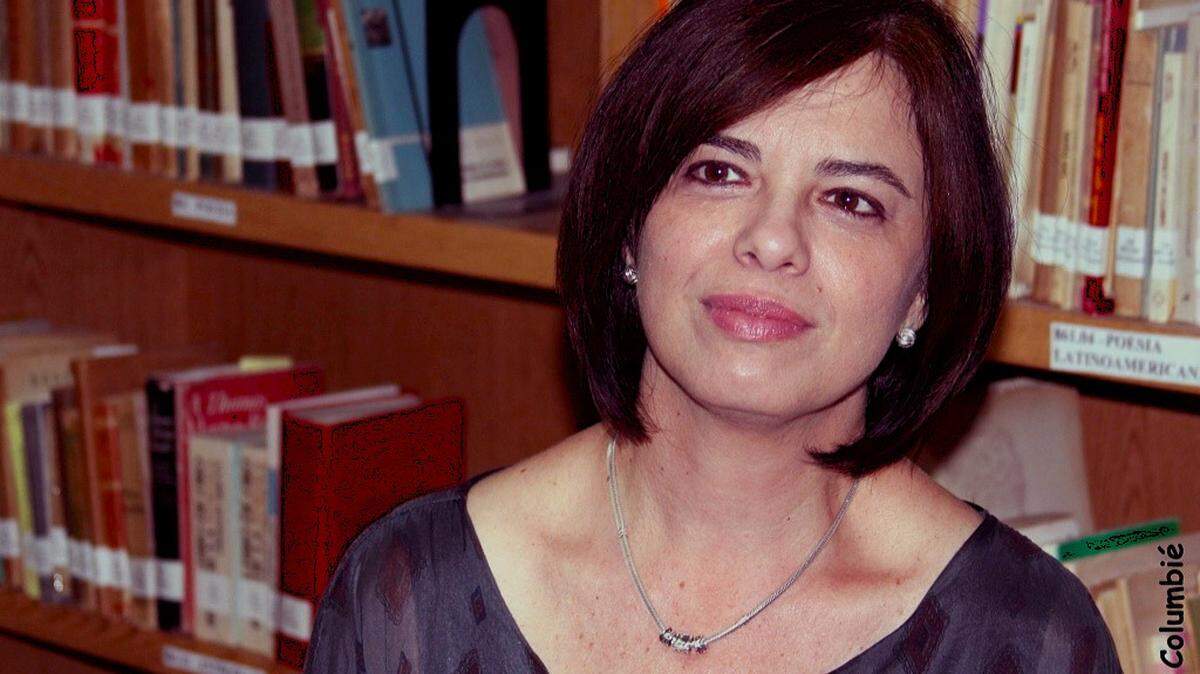 Espinosa nos recuerda con palabras claras, en un susurro, que somos todavía ese viejo ser para la muerte; y luego de escuchar atentos, de leer y releer en cada metáfora la vastedad y al mismo tiempo la pequeñez del universo, nos acoge esa plenitud en soledad que siempre nos martilla en el pecho un poema demoledor.