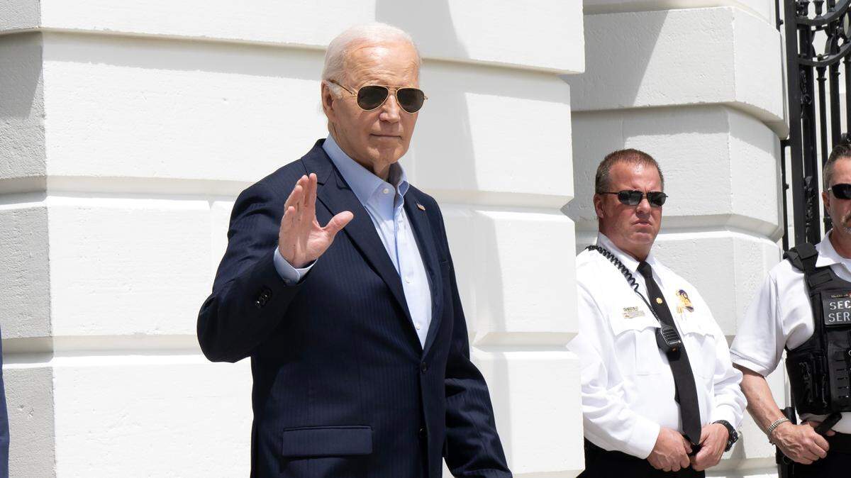 El presidente Joe Biden saluda a los periodistas en camino de tomar el helicóptero presidencial Marine One, en la Casa Blanca, Washington, D.C., el martes 30 de abril de 2024.