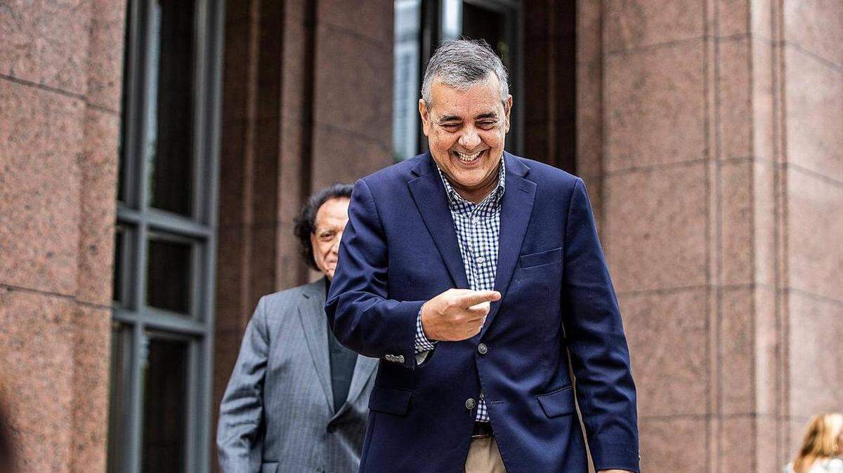 Ex representante republicano David Rivera, acusado de trabajar como agente de Maduro en Venezuela, sale de la corte después de su primera comparecencia federal en el edificio James Lawrence King en Miami, el martes, 20 de diciembre de 2022.