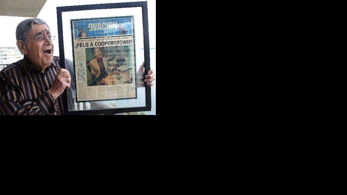 El narrador Felo Ramírez muestra la portada de un diario en el que se anuncia su nombramiento al Salón de la Fama.