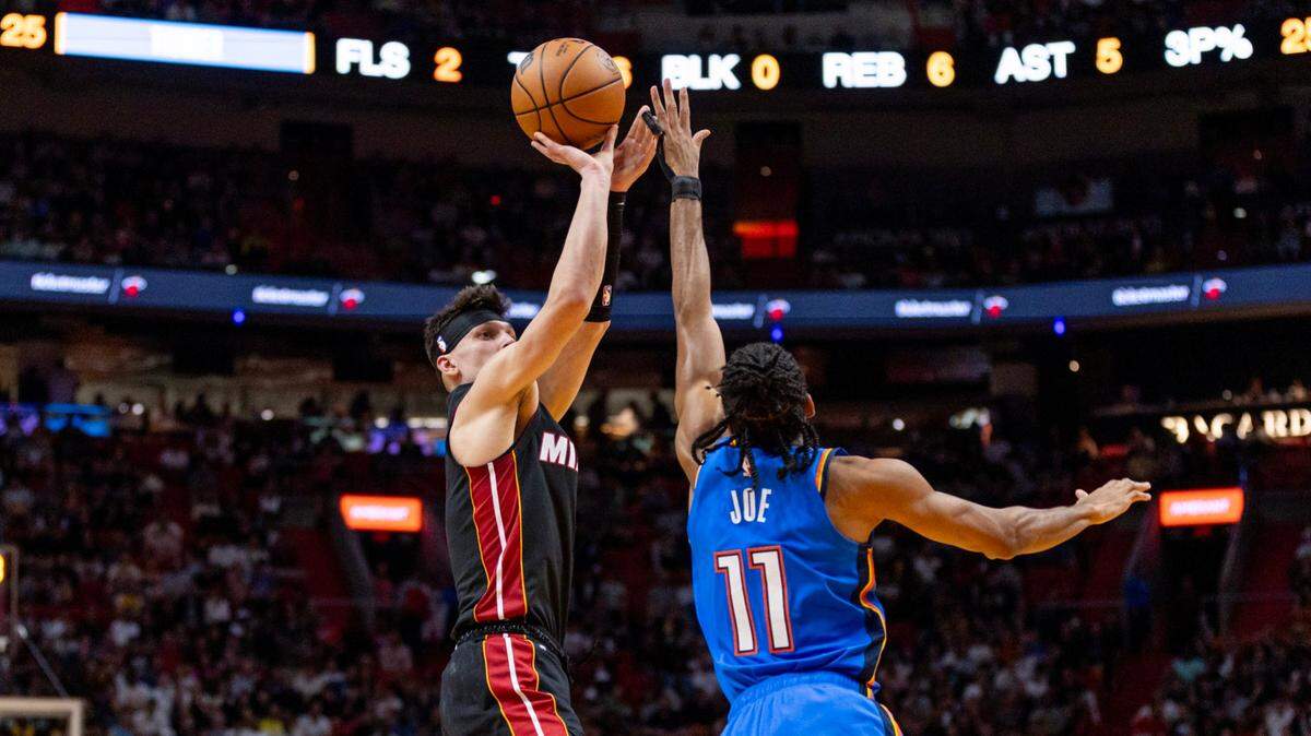 El escolta del Heat Tyler Herro tira al aro ante la marca de Isaiah Joe, del Thunder de Oklahoma City, en el partido celebrado el 10 de enero de 2024 en Miami.