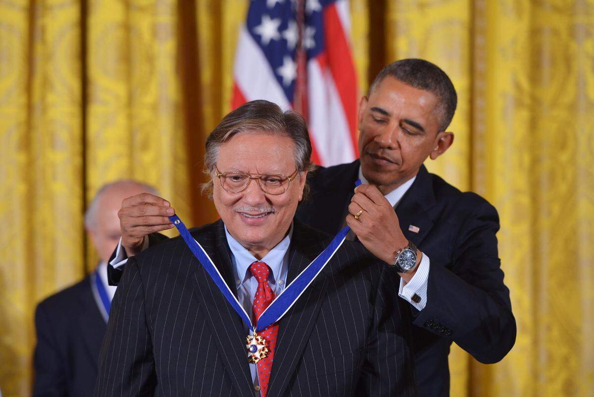 El entonces presidente de Estados Unidos, Barack Obama, entrega la Medalla Presidencial de la Libertad al músico de jazz Arturo Sandoval durante una ceremonia en la Sala Este de la Casa Blanca el 20 de noviembre de 2013.