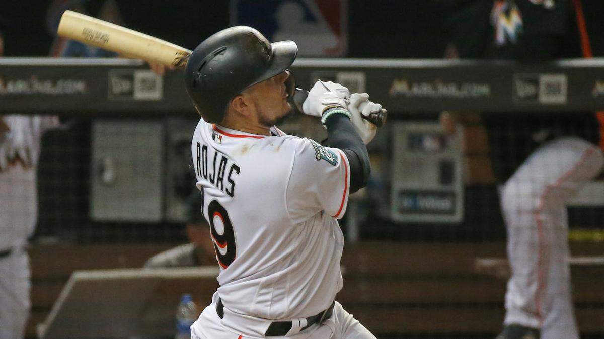 El torpedero de los Marlins Miguel Rojas batea un jonrón de tres carreras en el sexto inning del partido ante los Yankees, celebrado el 22 de agosto de 2018 en Miami.