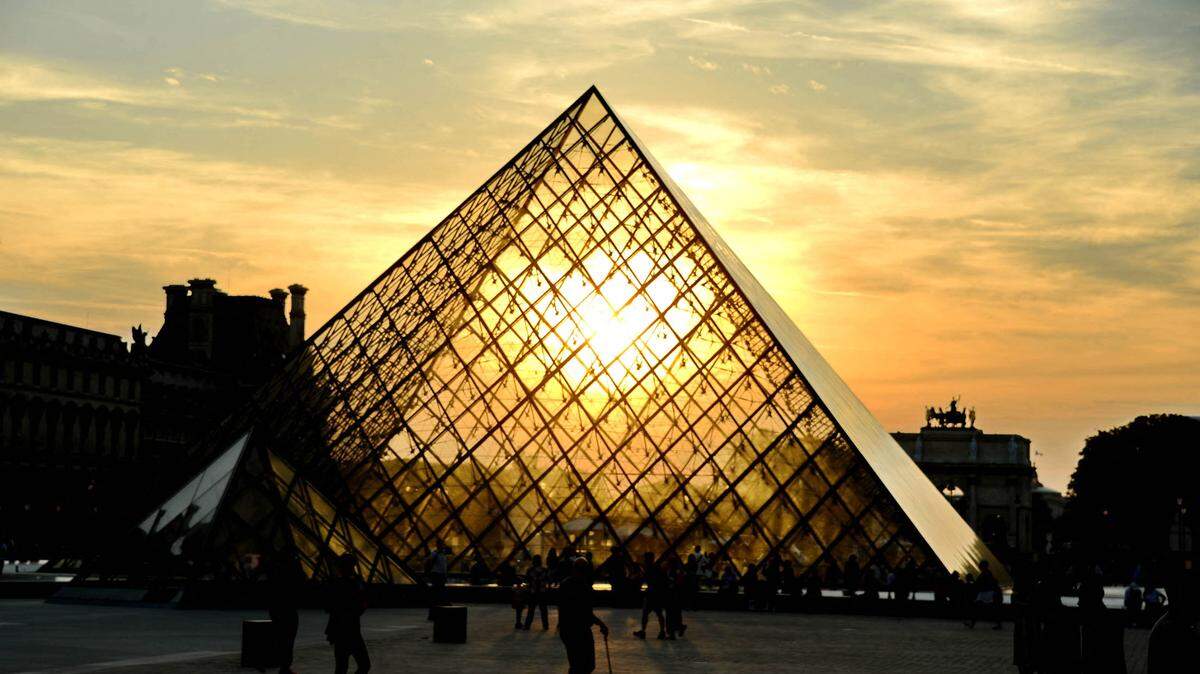 Vista del atardecer desde la icónica pirámide del Museo Louvre en París, el 28 de agosto de 2024.