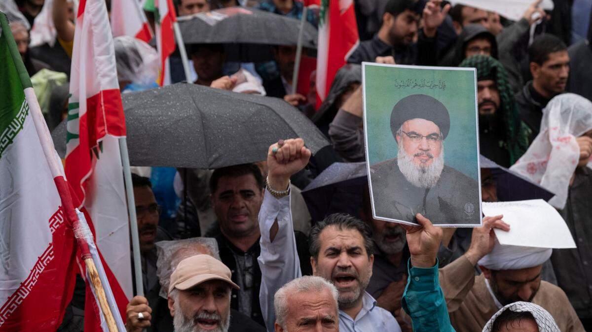 Un manifestante iraní sostiene un retrato del secretario general de Hezbolá del Líbano, Hassan Nasrallah, durante una concentración de protesta para condenar un ataque aéreo israelí contra la sede de Hezbolá en el suburbio de Beirut, en Teherán, Irán, el 28 de septiembre de 2024.