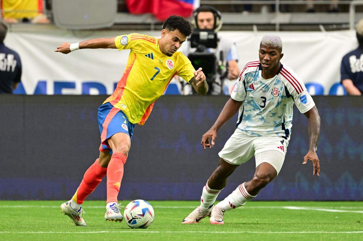 El delantero de Colombia Luis Díaz (izq.) trata de pasar la marca de Jeyland Mitchell, de Costa Rica, en el partido de la Copa América celebrado el 28 de junio de 2024 en el State Farm Stadium, en Glendale Arizona.
