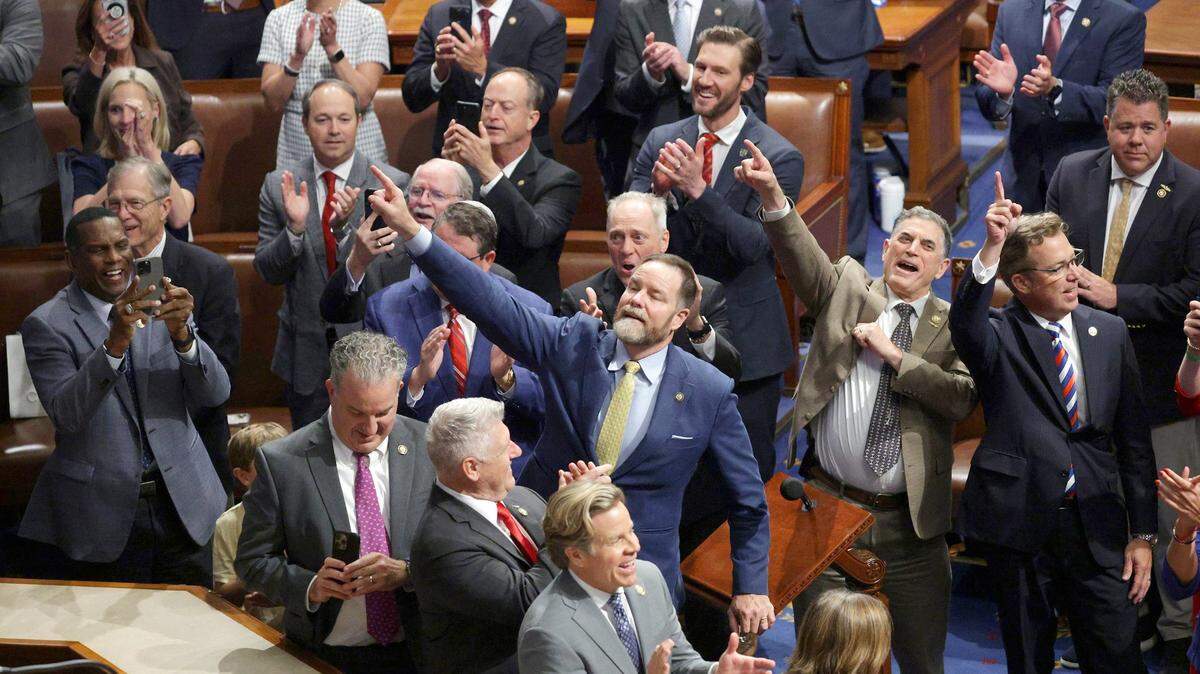 Los republicanos de la Cámara de Representantes celebran la votación sobre la One Big Beautiful Bill Act (la Ley Única, Grande y Hermosa) en el Capitolio de Estados Unidos el 3 de julio de 2025 en Washington, D.C. La Cámara aprobó este amplio proyecto de ley de impuestos y gastos tras ganar el apoyo de los republicanos más duros en materia fiscal y moderados.