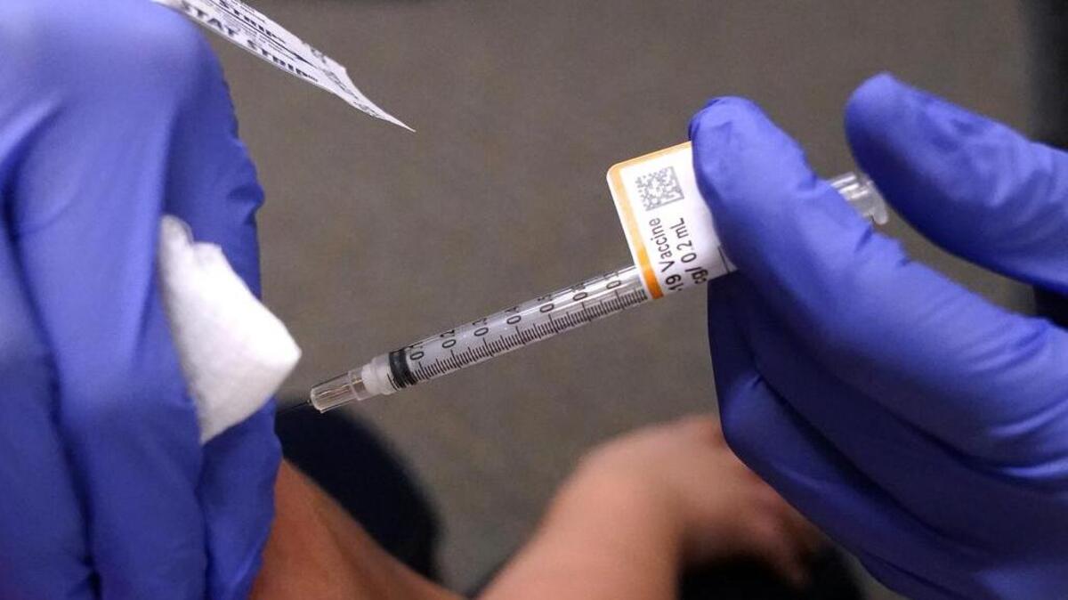 Los Centros para el Control y la Prevención de Enfermedades (CDC) han recomendado que todas las personas de 18 años o más reciban una vacuna de refuerzo contra el coronavirus.