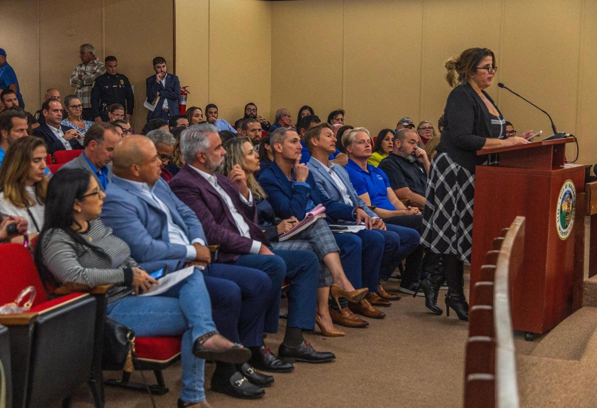 María González, residente de Hialeah, pide a la ciudad que tome medidas contra los vehículos recreacionales que están siendo alquilados ilegalmente en Hialeah, durante una reunión que incluyó la primera lectura de la ordenanza propuesta que modifica un capítulo del código sobre los vehículos comerciales, vehículos recreativos, botes o embarcaciones, en la alcaldía, el martes 09 de enero de 2024.