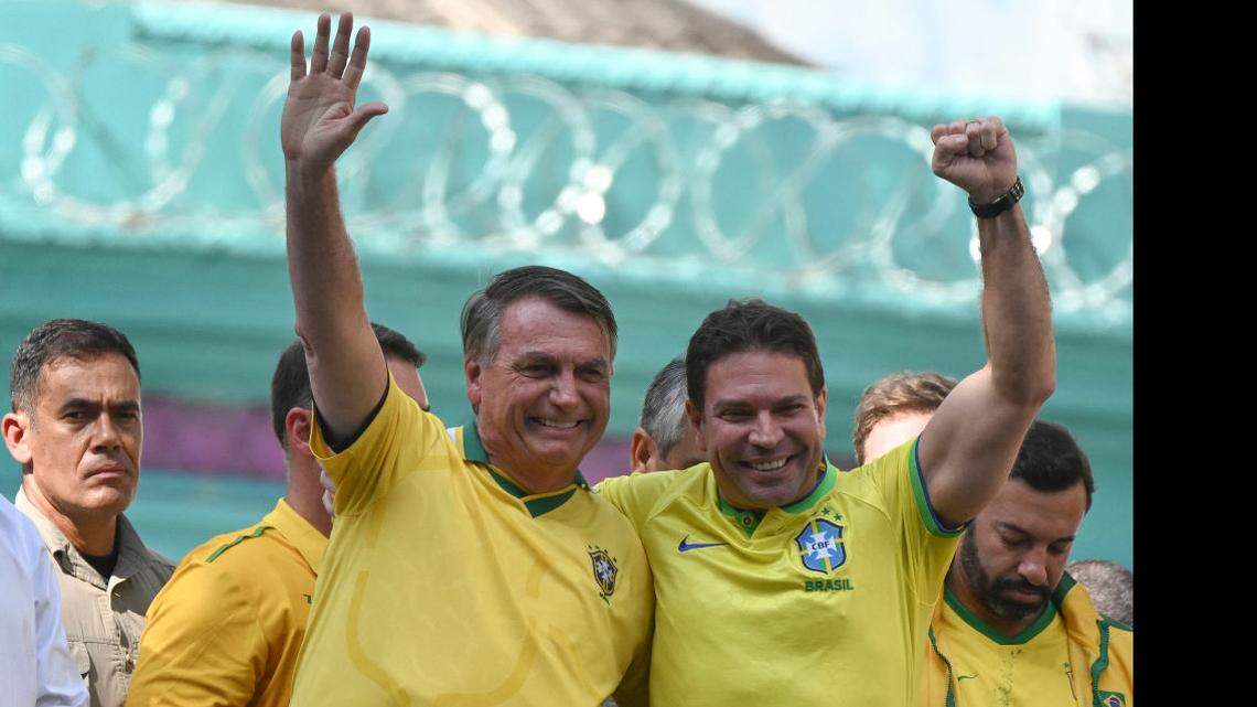 El expresidente brasileño Jair Bolsonaro (izq.) y su exjefe de inteligencia Alexandre Ramagem saludan a una multitud durante un acto en Río de Janeiro, Brasil, el 18 de julio de 2024. 