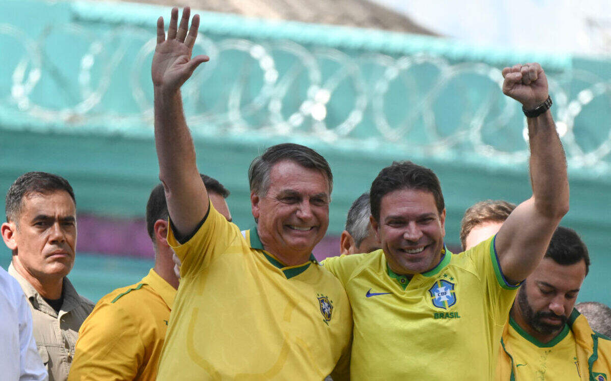El expresidente brasileño Jair Bolsonaro (izq.) y su exjefe de inteligencia Alexandre Ramagem saludan a una multitud durante un acto en Río de Janeiro, Brasil, el 18 de julio de 2024. 