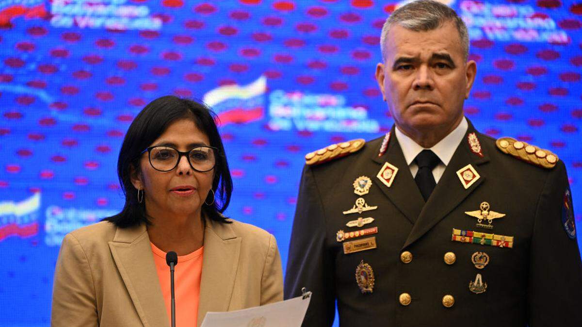 Foto de archivo del 6 de abril de 2023 que muestra a la entonces vicepresidenta de Venezuela, Delcy Rodríguez, junto al ministro de Defensa, Vladimir Padrino López, haciendo un anuncio, en Caracas. Rodríguez destituyó a Padrino el miércoles 18 de marzo de 2026, tras más de una década en la posición.