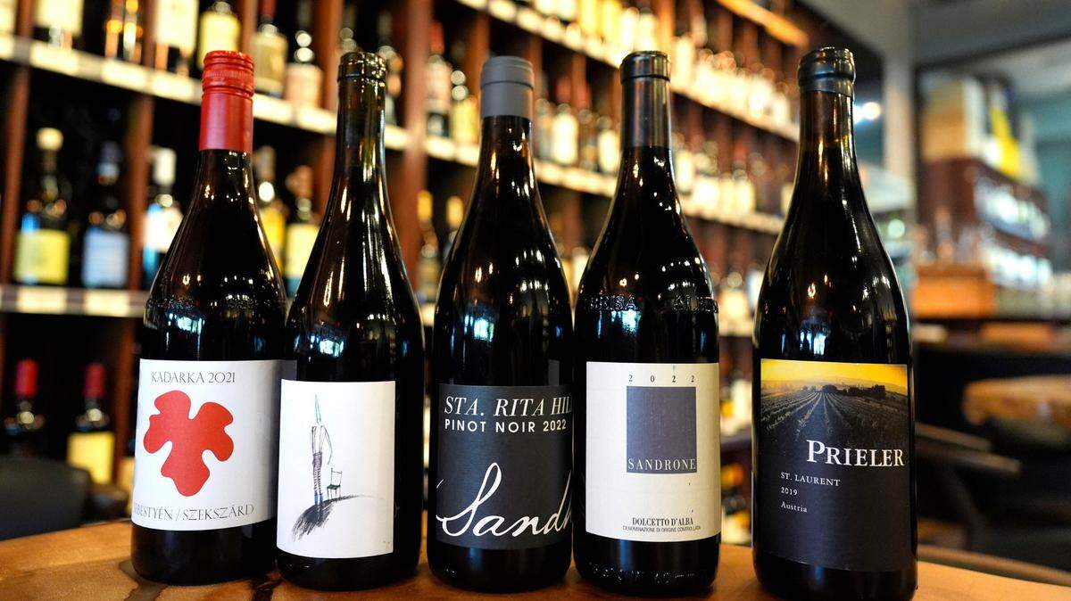 Varias botellas de vinos recomendadas para el Día de Acción de Gracias son exhibidas en una mesa del restaurante Cork & Flame, en Georgia, Estados Unidos, el 25 de noviembre de 2024.