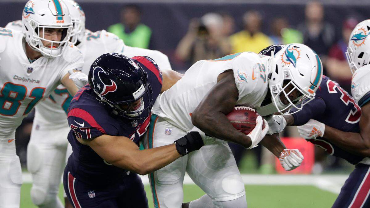 Linebacker Brennan Scarlett agreed to a one-year deal with the Miami Dolphins Friday.