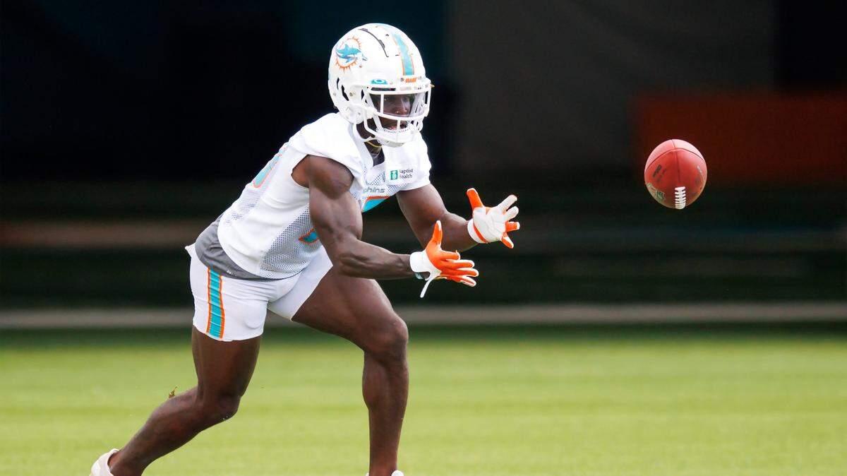 El nuevo wide receiver de los Dolphins, Tyreek Hill, atrapa un pase en una práctica en el Baptist Health Training Complex, en el Hard Rock Stadium de Miami Gardens, Florida, el lunes 5 de septiembre de 2022.