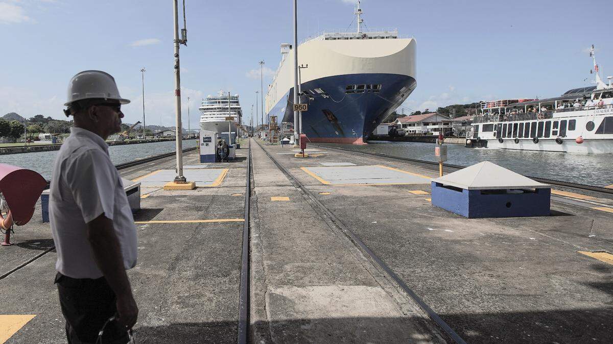 Un trabajador del canal se encuentra en el centro de control de las esclusas de Miraflores en el Canal de Panamá, cerca de la Ciudad de Panamá, el 13 de enero de 2025.