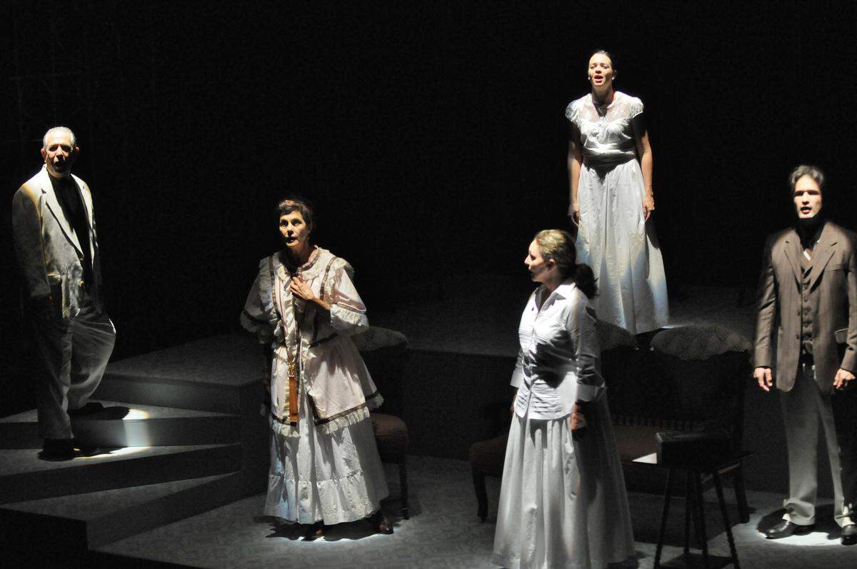 ‘Bayamesa’ está inspirada en la vida de la poeta cubana María Luisa Milanés. Desde la izquierda: Julio Rodríguez, Marilyn Romero, Alina Interián, Pedro Loforte y Yani Martin (al fondo).