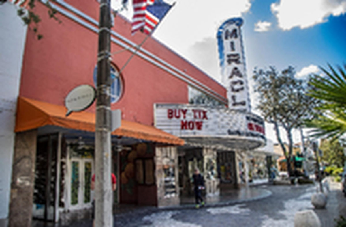 El histórico Miracle Theater, de estilo art deco, en Miracle Mile, en Coral Gables, en enero de 2022. El garaje de dos plantas situado detrás del teatro en Andalusia Avenue será derribado y sustituido por un enorme y controversial estacionamiento de 10 pisos y $42 millones. Pedro Portal PPORTAL@MIAMIHERALD.COM