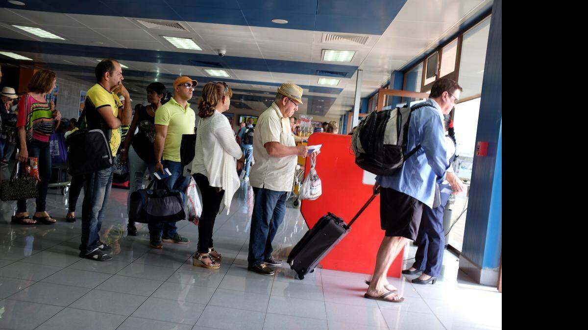 Pasajeros con destino a Miami esperan para abordar en el aeropuerto internacional José Martí en La Habana, Cuba.