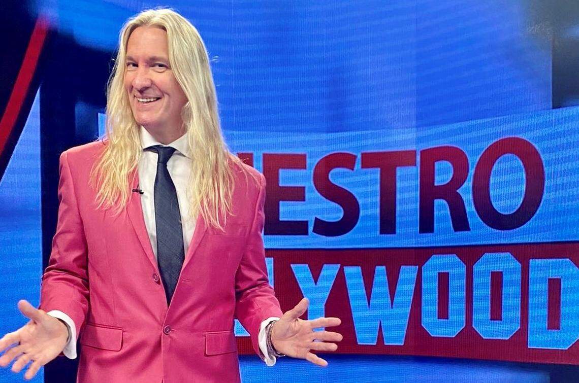 Javier Ceriani presenta el segmento de entretenimiento en el noticiero de Estrella TV.