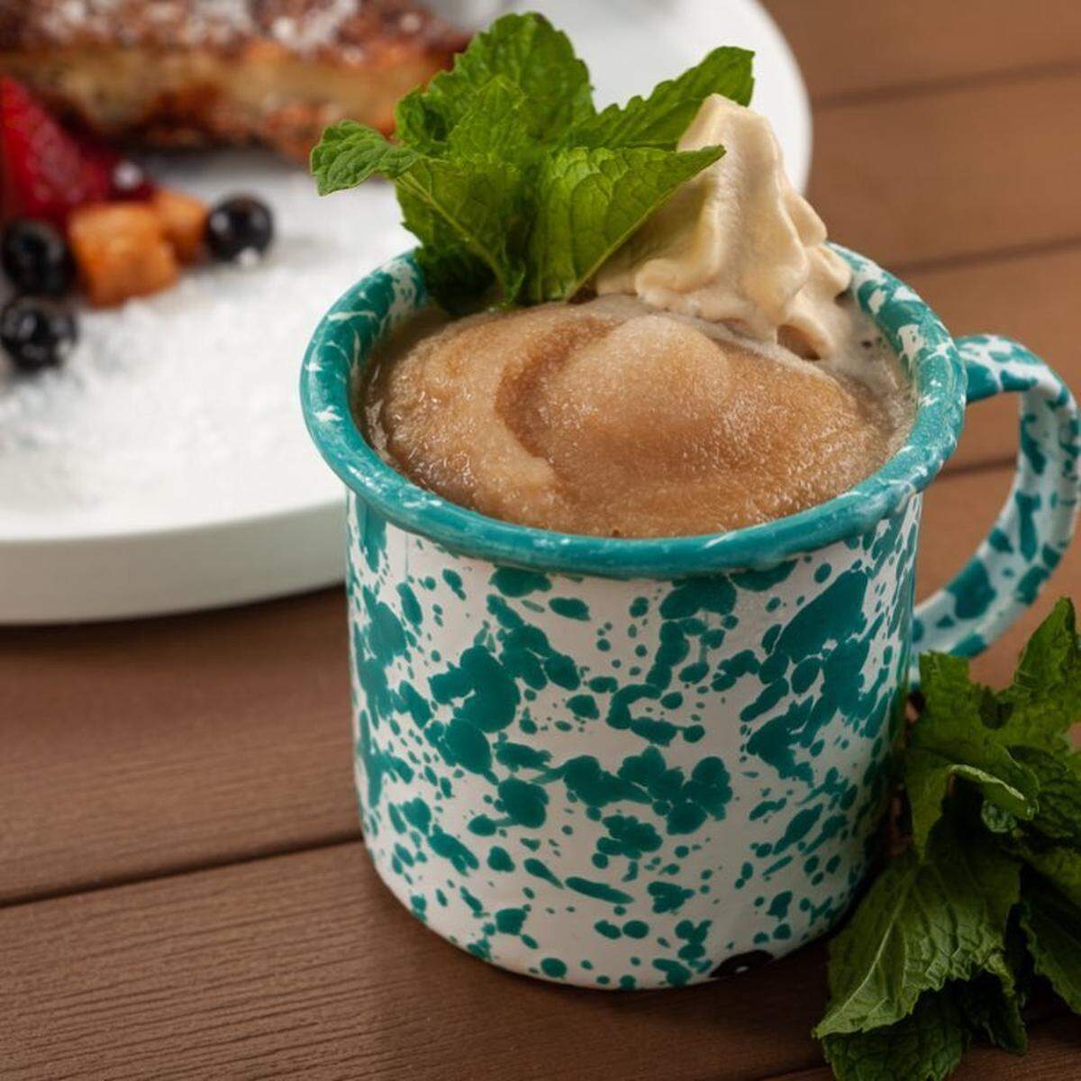 Muy refrescante esta variación de un clásico, el Frozen Irish Coffee with Salted Fernet Whipped Cream en Driftway Bar.