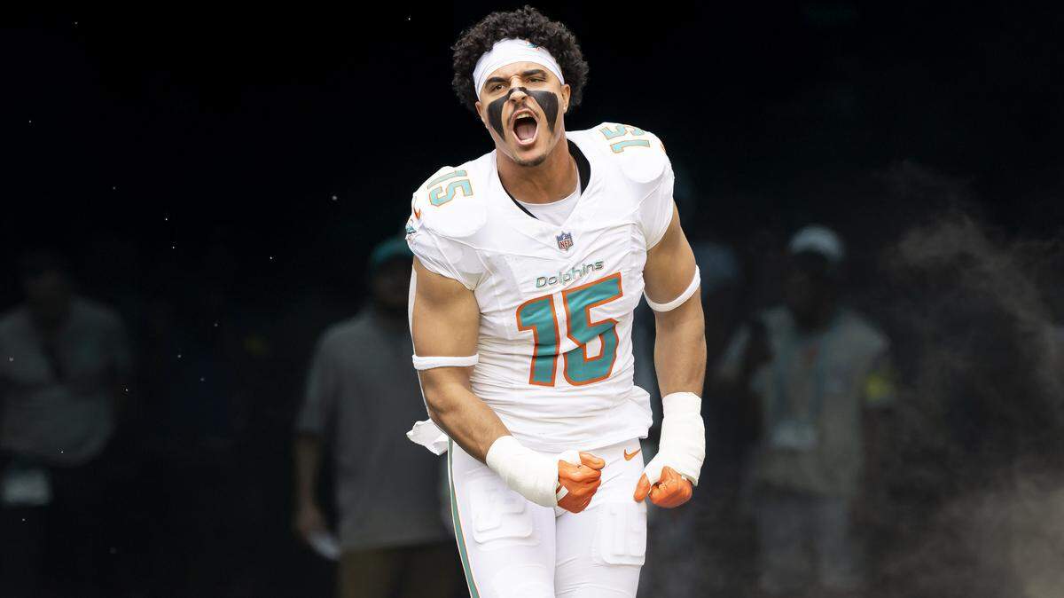 El linebacker de los Dolphins de Miami Jaelan Phillips fue canjeado el lunes a los Eagles de Filadelfia por una selección de tercera ronda en el draft 2026.