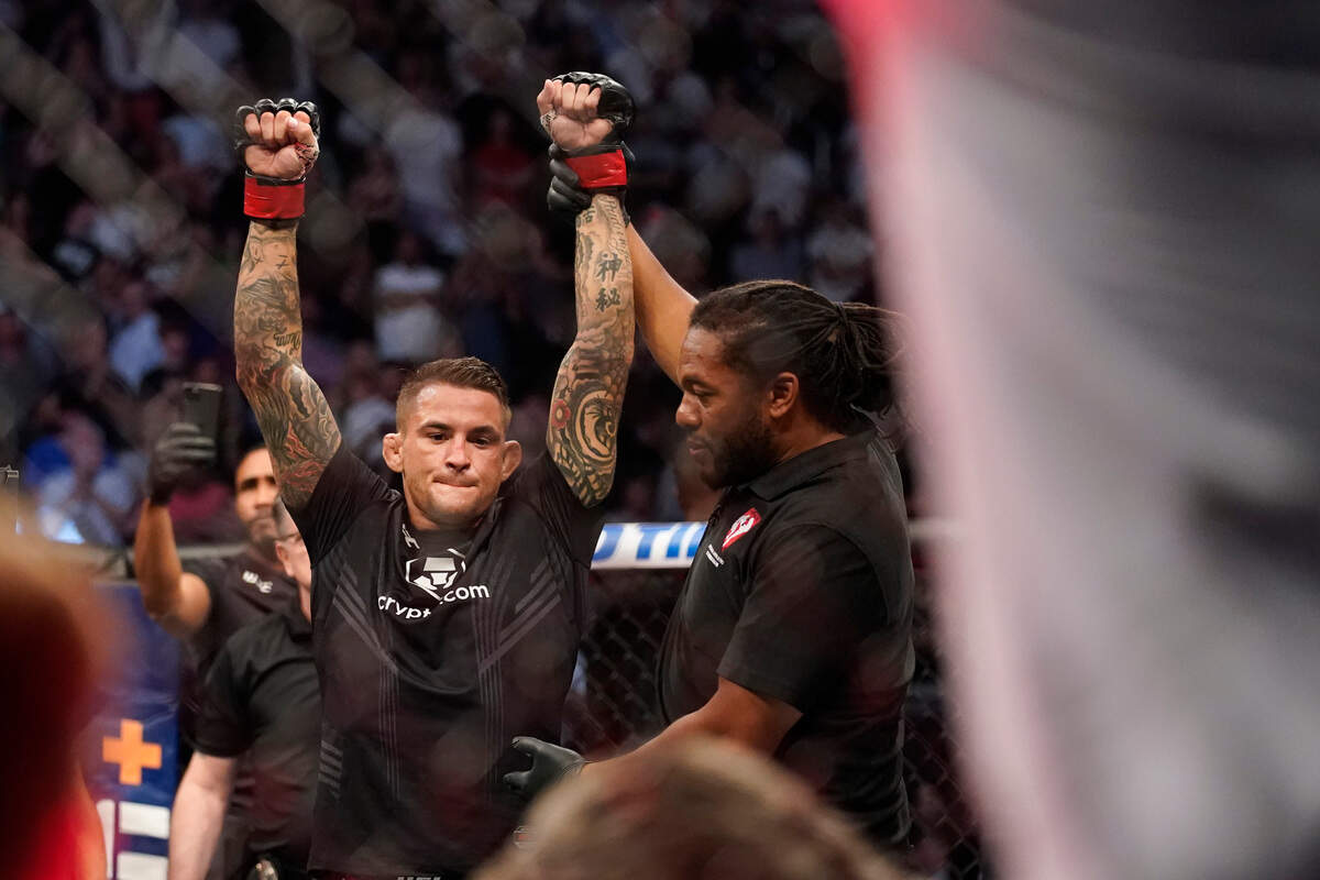Dustin Poirier es declarado ganador después de que Conor McGregor se lesionara en una pelea de artes marciales mixtas de peso ligero de UFC 264 el sábado 10 de julio de 2021 en Las Vegas.