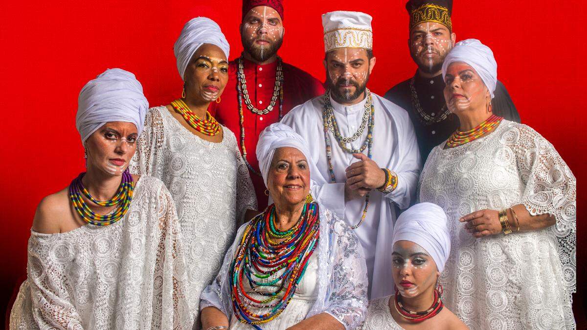 El elenco de 'Leyendas negras' (izq. a dcha.): Tamara Melián, Oda Cardona, Guillermo Lavandera, Cira Ohallorans, Anthony LoRusso, José Luis Pérez, Alexandra Pérez y Simone Balmaseda.