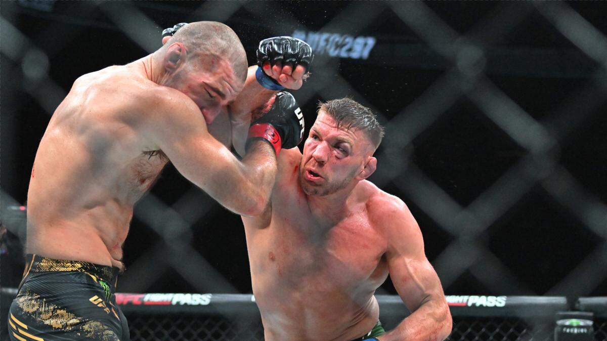 Dricus du Plessis (der.) derrotó por decisión mayoritaria a Sean Strickland, en la cartelera de la UFC 297 celebrada en el ScotiaBank Arena de Toronto, el 20 de enero de 2024.