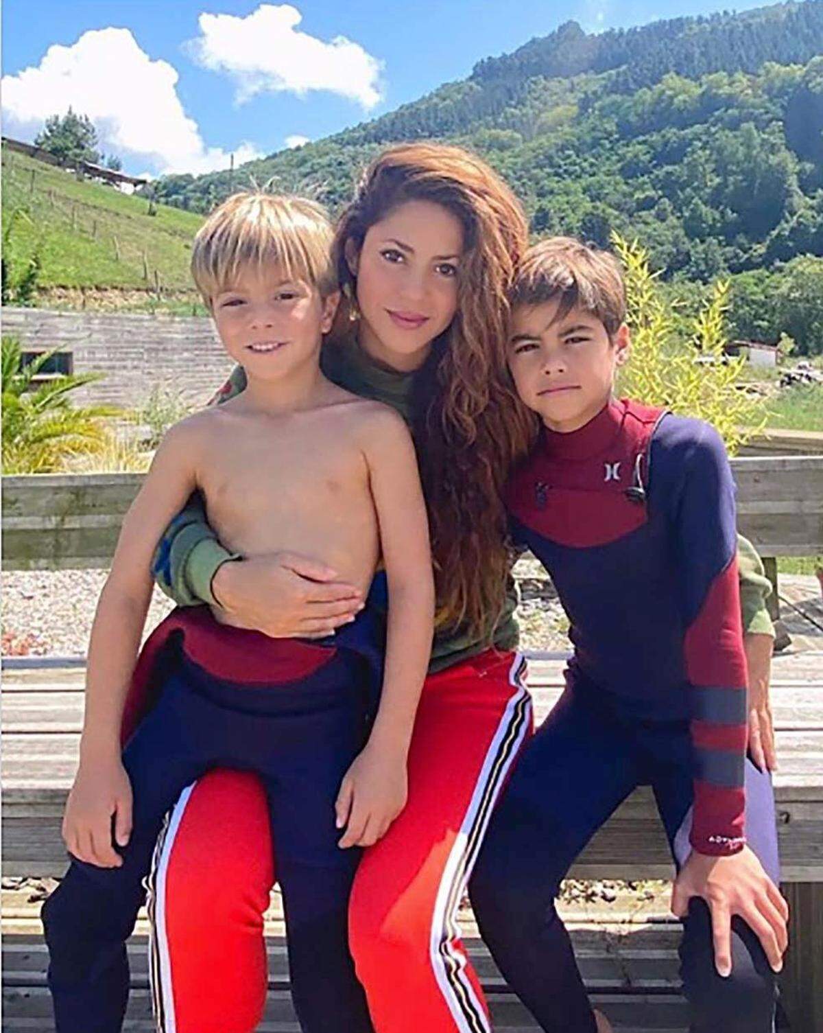 Shakira conserva su mansión en Miami Beach, que puso varias veces en el mercado pero nunca llegó a vender. Ahora podría ser su nueva residencia si se muda de España con sus hijos Milan and Sasha.