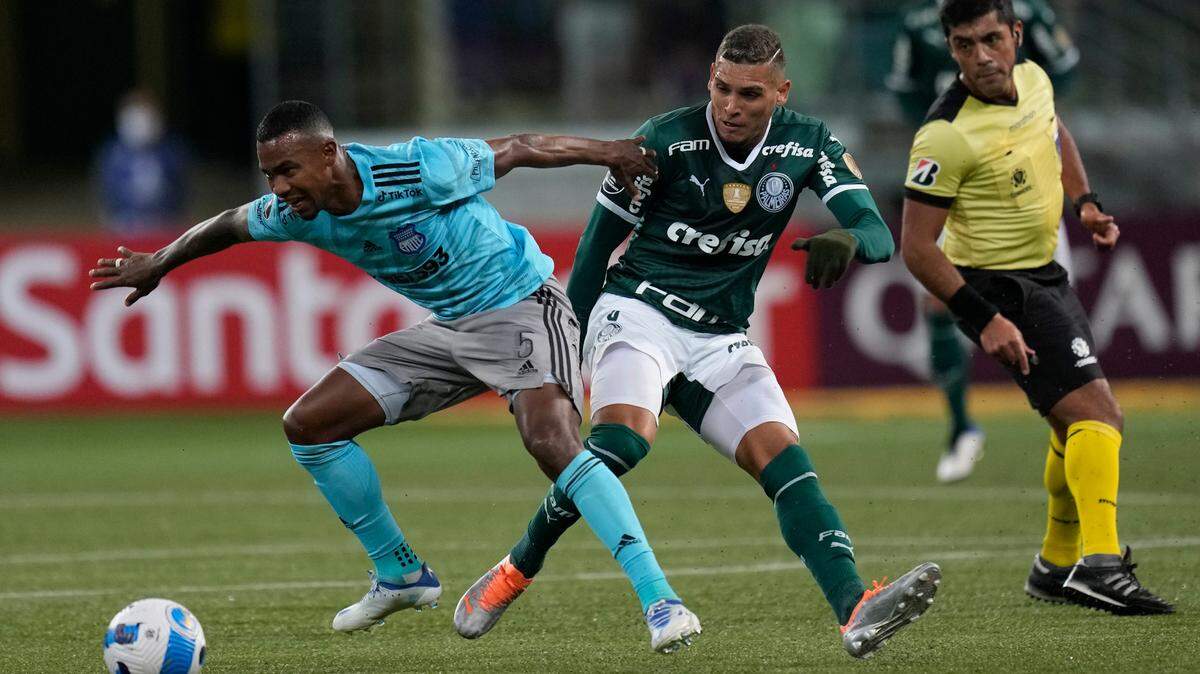 El mediocampista ecuatoriano Dixon Arroyo (izq.) está finalizando un acuerdo para firmar con el Inter de Miami.
