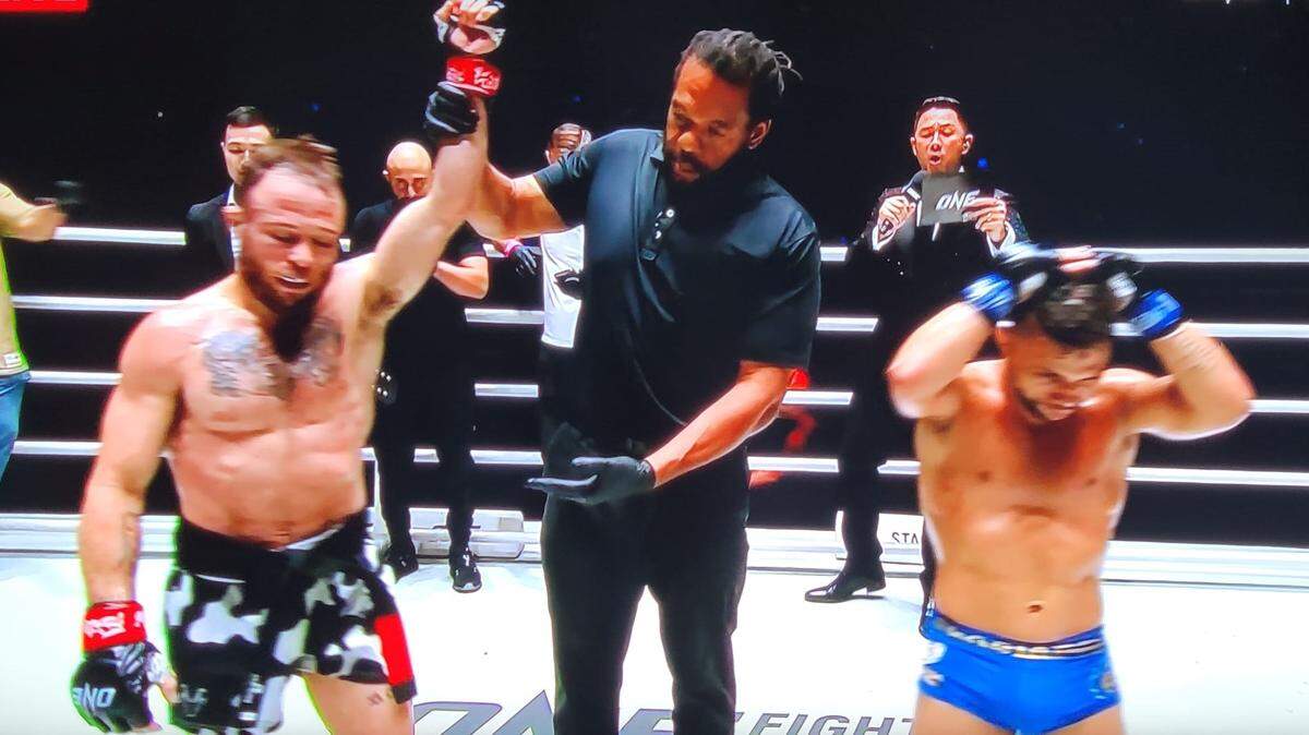 La decepción podía leerse en el rostro de Gustavo Balart (D), quien cae por rear nakes choke ante Jarred Brooks en Tailandia.