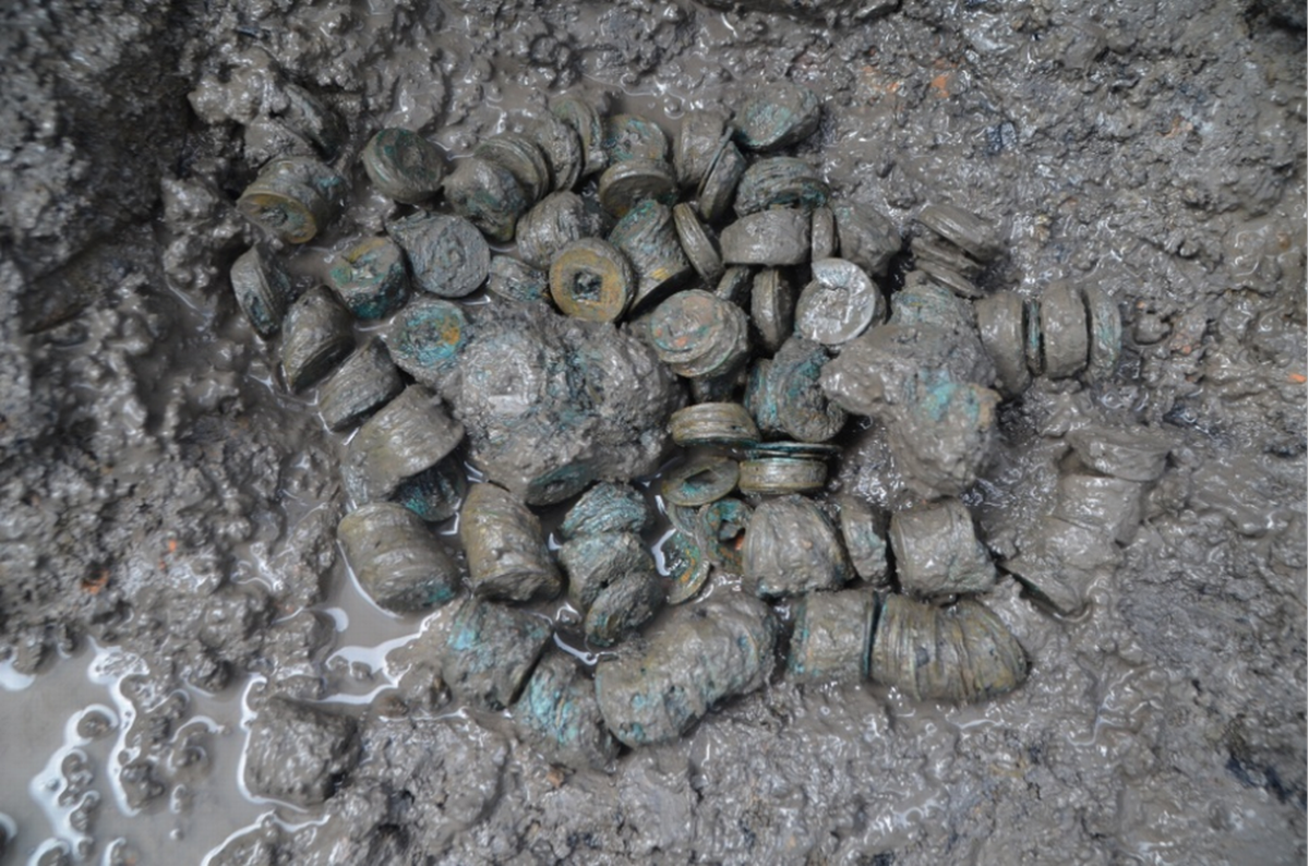 Un equipo de arqueólogos descubrió las ruinas de un asentamiento de 1,400 años de antigüedad que incluía docenas de pozos de almacenamiento y miles de monedas y otros  artefactos.