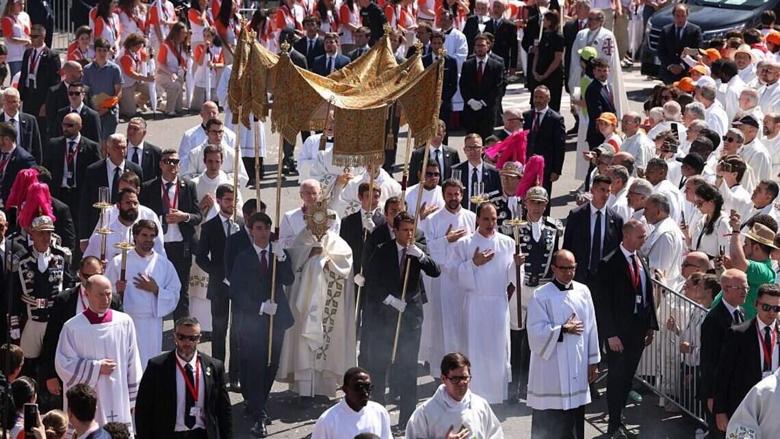 León XIV preside la procesión del Corpus Christi por las calles abarrotadas de Madrid