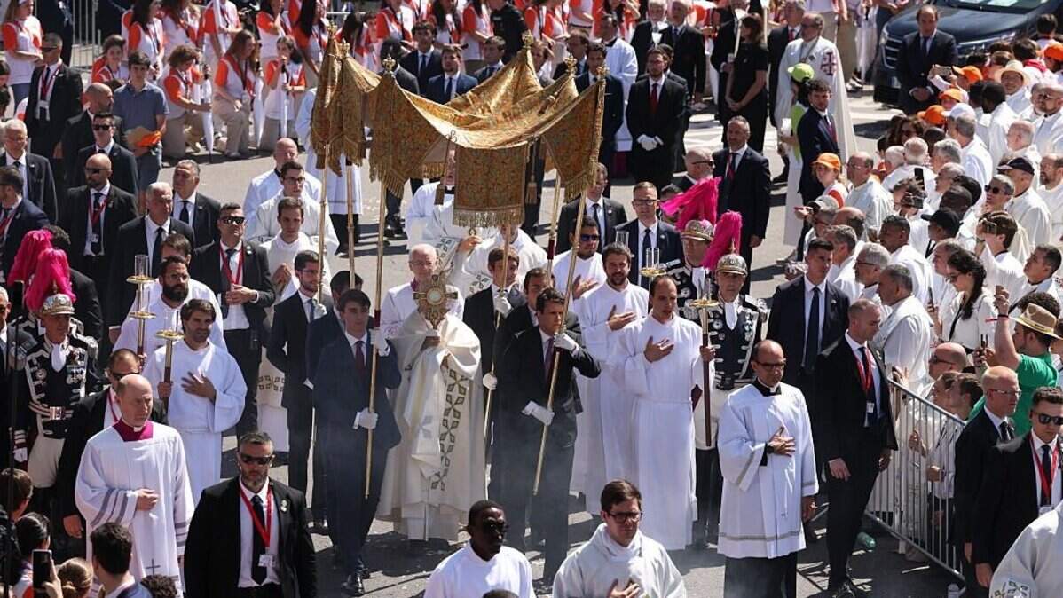 El Papa León XIV asiste a la procesión del Corpus Christi tras celebrar una misa en la Plaza de Cibeles el 7 de junio de 2026 en Madrid, España.