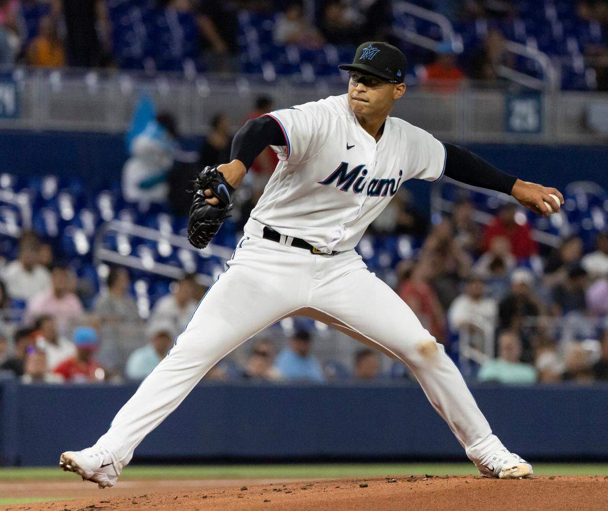 El abridor de los Marlins lanzó cuatro entradas y un tercio y permitió tres carreras a la tanda de los Gigantes de San Francisco, en el partido celebrado el 17 de abril de 2023 en Miami.