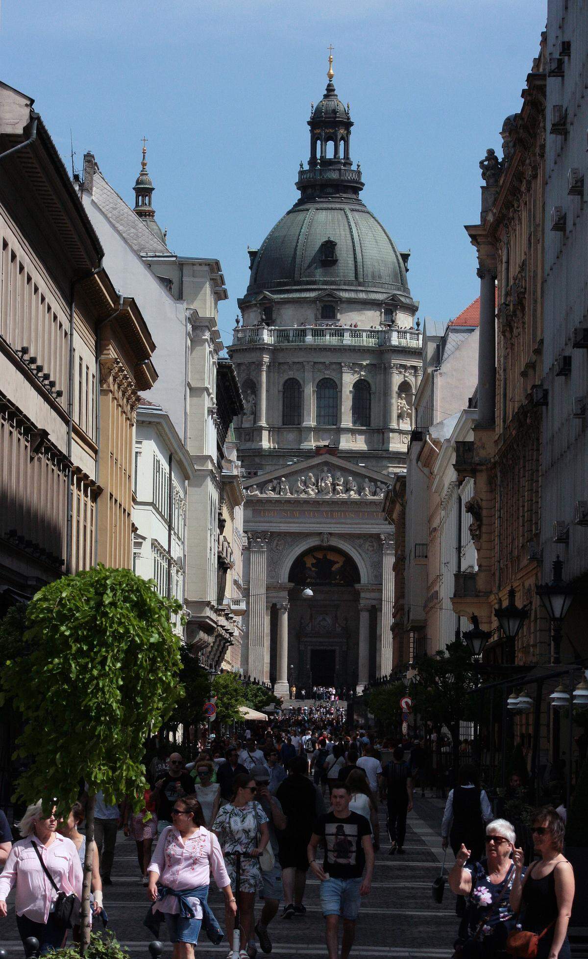 La Catedral de San Esteban vista desde una de las calles peatonales d Budapest.
