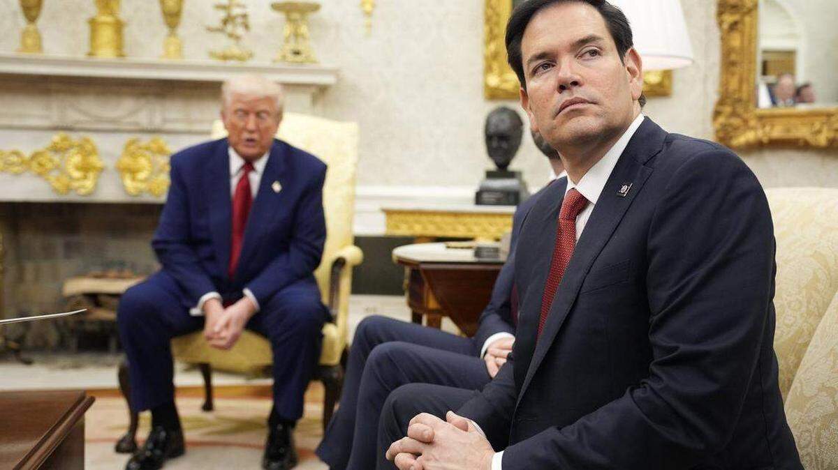 El secretario de Estado Marco Rubio, a la derecha, asiste a una reunión entre el presidente Donald Trump y el primer ministro de Israel, Benjamin Netanyahu en la Oficina Oval de la Casa Blanca en Washington, D.C., el 7 de abril. Desde entonces, Rubio ha asumido el papel de asesor de seguridad nacional.