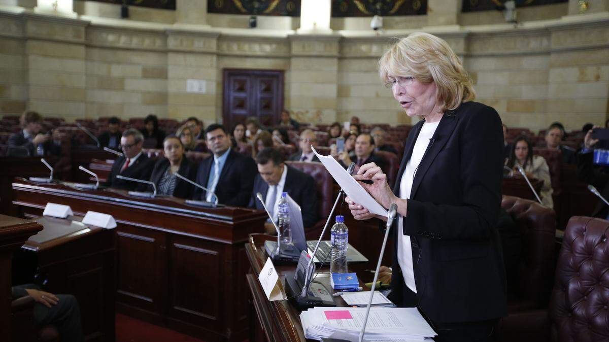 La ex fiscal de Venezuela Luisa Ortega muestra documentos que asegura son evidencia de que el presidente venezolano, Nicolás Maduro, aceptó sobornos de la compañía brasileña Odebrect, en Bogotá, Colombia, el martes 3 de abril del 2018.