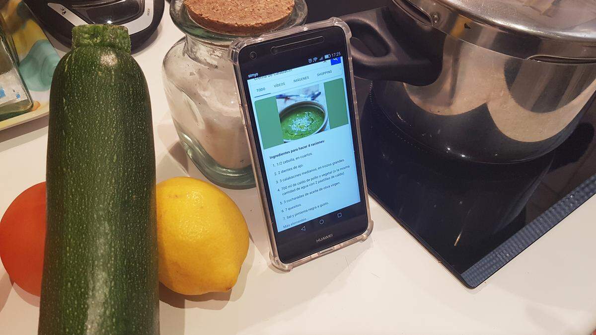 La forma de cocinar de los “millennial” difiere respecto a anteriores generaciones: en 2015, un estudio de Google desveló que el 59 por ciento de jóvenes de entre 25 y 34 años utiliza el teléfono o la tableta a la hora de cocinar y, además disfrutan el proceso de preparar un plato tanto como el hecho de degustarlo.