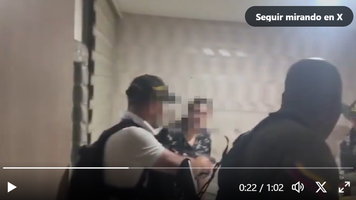 Imagen tomada del video que muestra a agentes policiales colombianos entrando a una habitación para detener a Carlos Gómez, alias Bobby, jefe de la banda multinacional Tren de Aragua en Chile. El video fue compartido por el presidente de Colombia, Gustavo Petro, en su cuenta X el sábado 7 de diciembre de 2024.