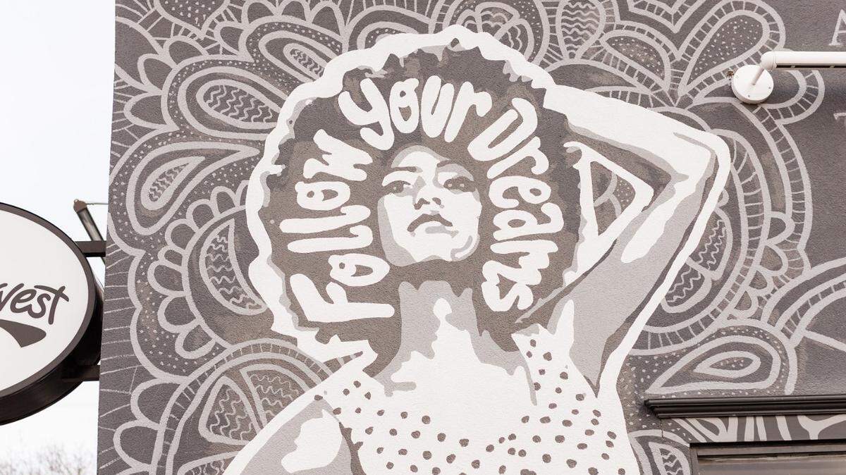 “Sigue tus sueños”. El mensaje de hoy es que nunca dejes de soñar porque la vida siempre nos sorprende mostrándonos que todo lo que creamos en si cabe en nuestra mente.