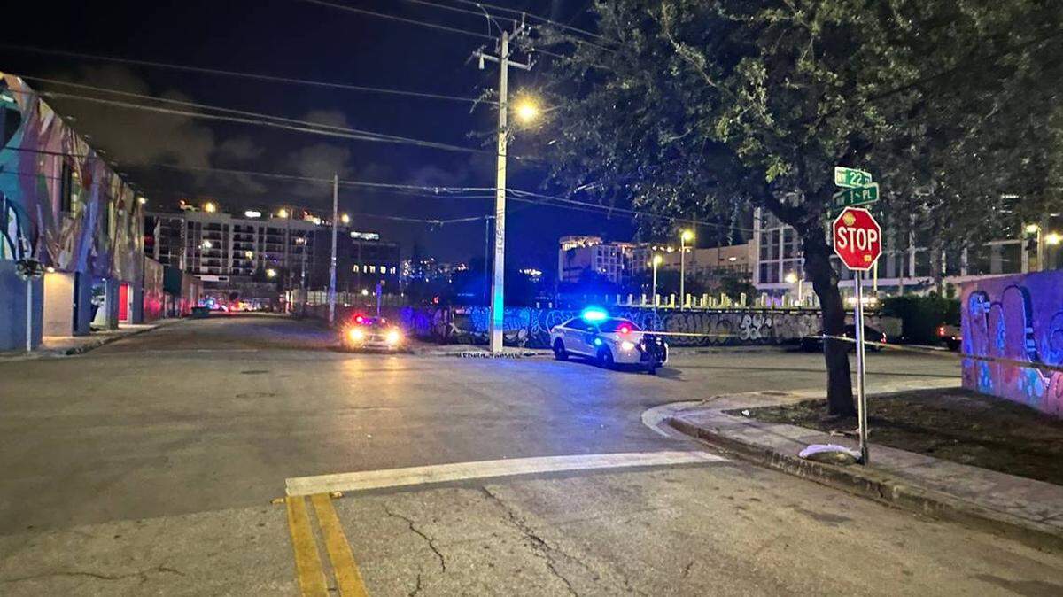 Dos personas murieron y una tercera resultó herida en un tiroteo en el que se vieron involucrados varios agentes de la policía de Miami en Wynwood la madrugada del sábado.