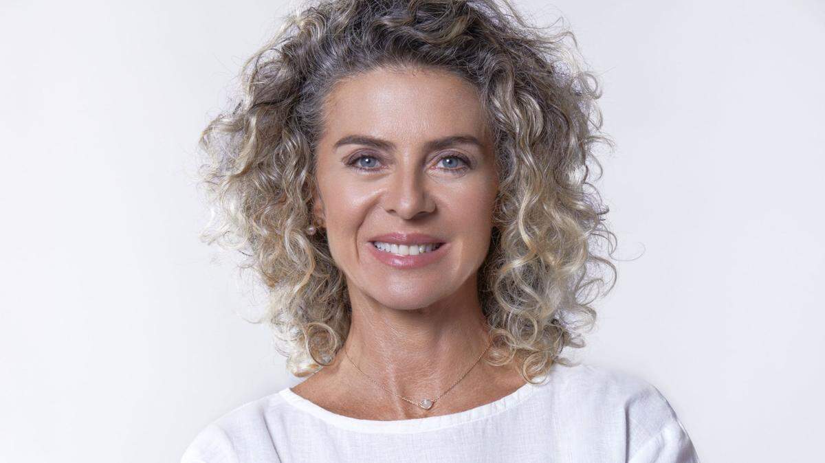 La bella colombiana, que mantiene una figura envidiable, en estos días, está seduciendo a millones de espectadores en la teleserie Jugar con fuego de Netflix y Telemundo.