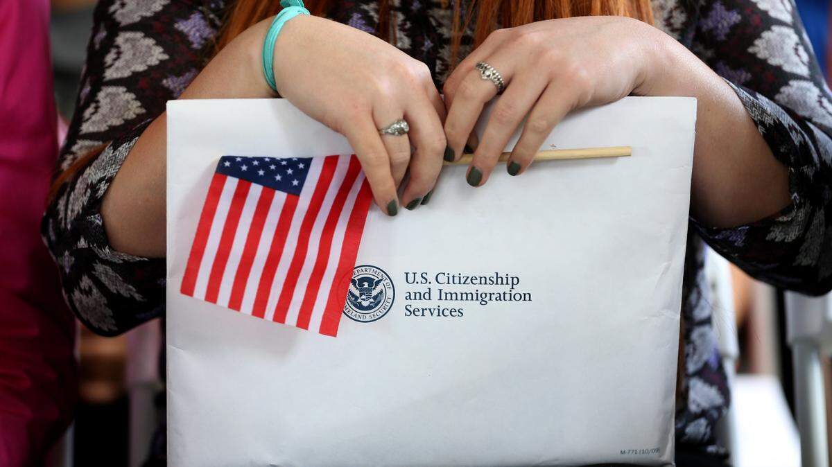 El Servicio de Inmigración y Ciudadanía (USCIS) hizo una aclaratoria sobre uno de los requerimientos para tramitar la solicitud de la ciudadanía basada en el matrimonio con un ciudadano estadounidense.