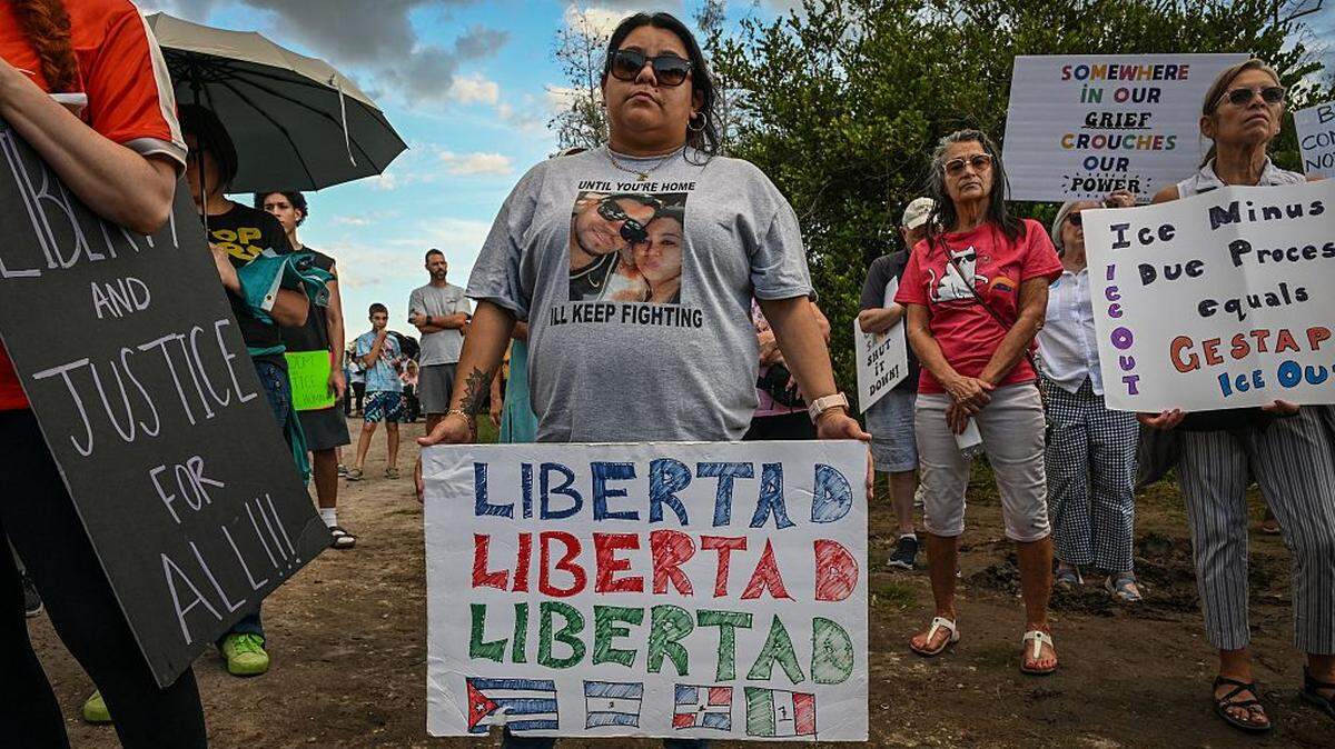 Manifestantes protestan contra las violentas acciones de la Policía de Inmigración y Aduanas (ICE), y exigen el cierre la cárcel de inmigrantes denominada “Alligator Alcatraz”, el 11 de enero de 2026, en Ochopee, Florida.
