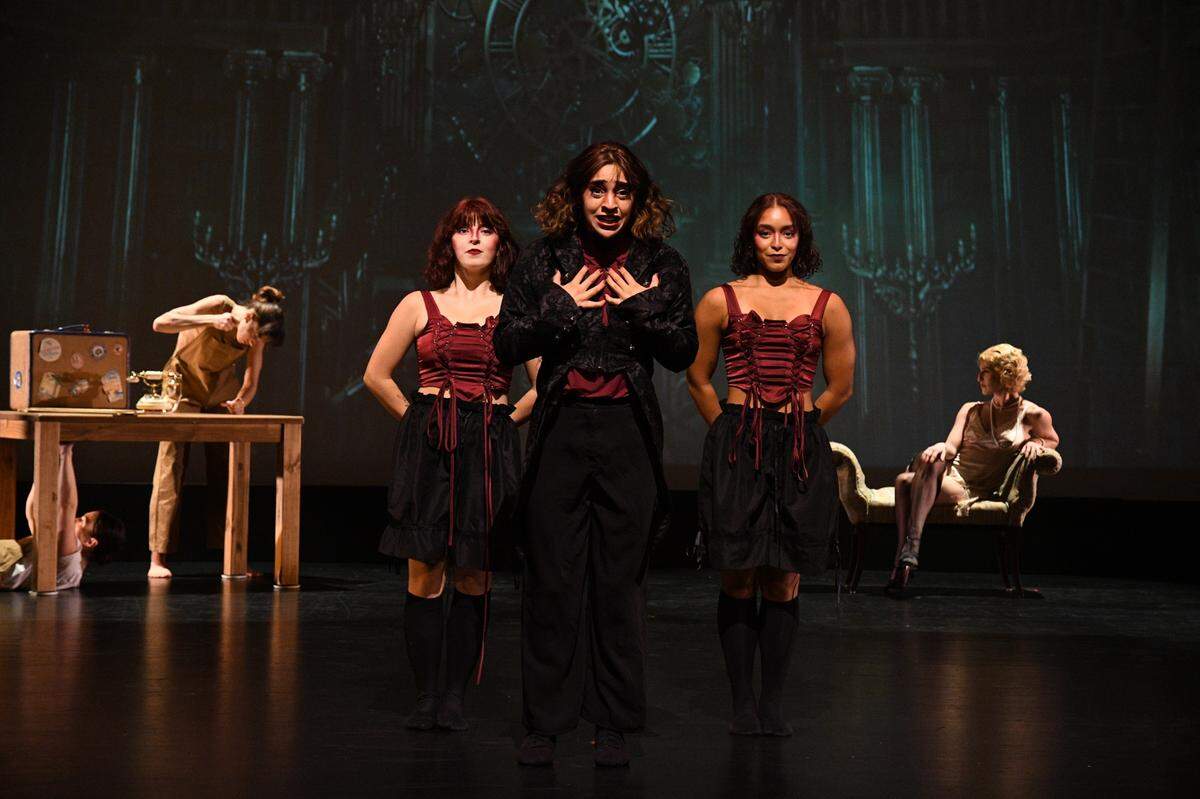 Emily Caravella (izquierda), Mika Santo (Centro) y Alexa Flores (derecha) en “The Teller”, de Brianna Campbell, que se presentó el 30 de junio en el Aventura Arts & Cultural Center.